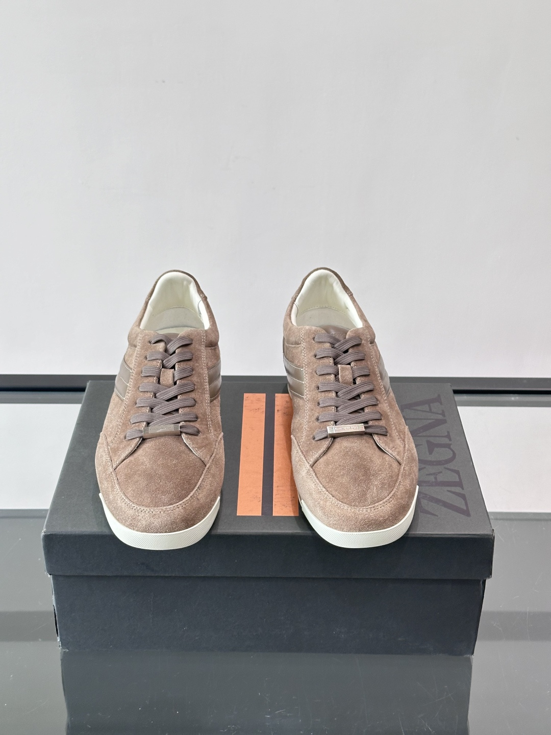 杰尼亚男士休闲运动鞋，麂皮+橡胶鞋底，简约复古又百搭！鞋面双条纹设计，品牌辨识度满分。轻便舒适，通勤休闲