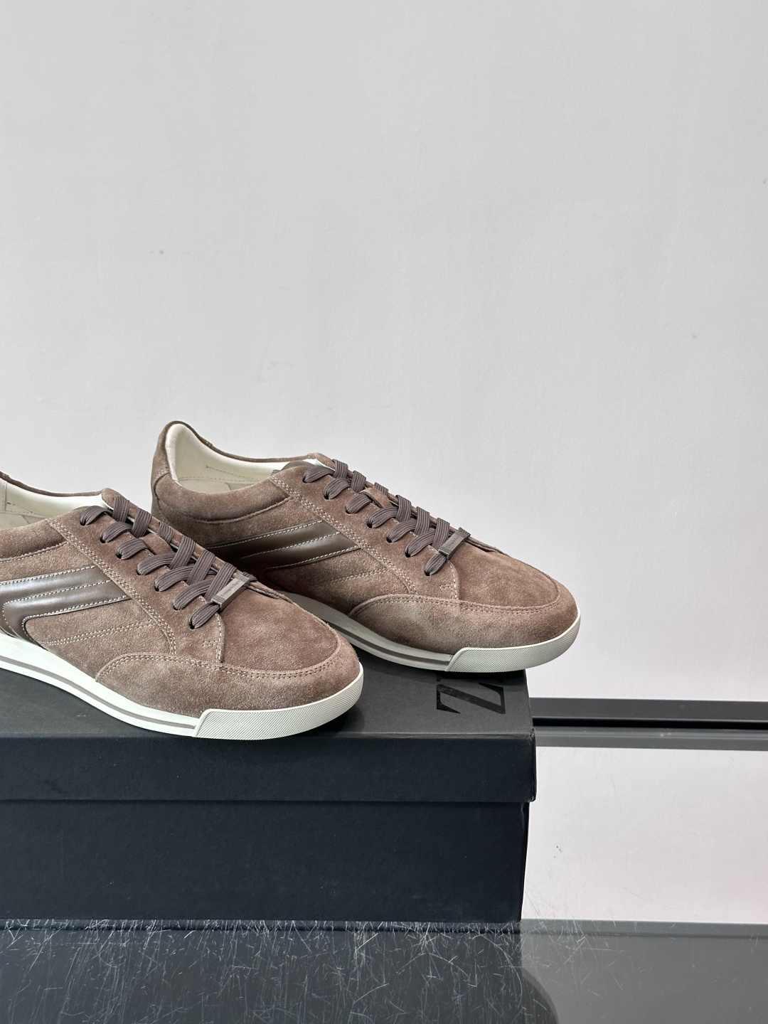 杰尼亚男士休闲运动鞋，麂皮+橡胶鞋底，简约复古又百搭！鞋面双条纹设计，品牌辨识度满分。轻便舒适，通勤休闲