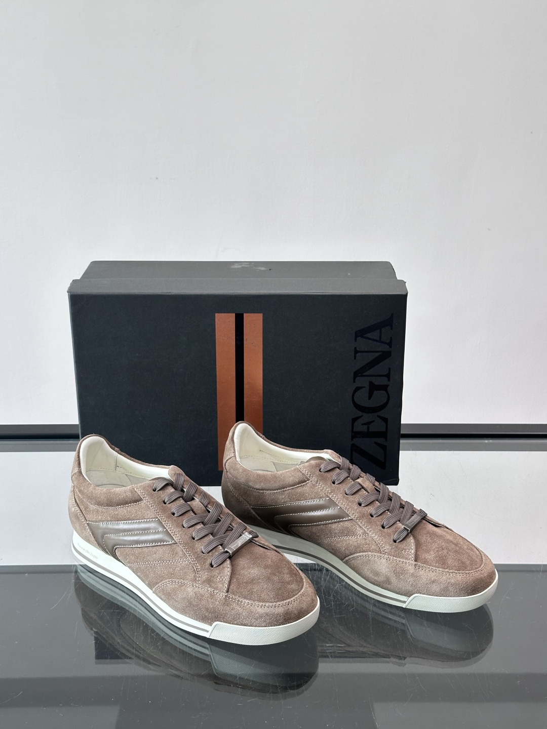 杰尼亚男士休闲运动鞋，麂皮+橡胶鞋底，简约复古又百搭！鞋面双条纹设计，品牌辨识度满分。轻便舒适，通勤休闲