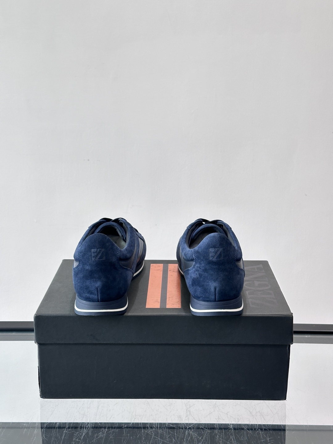 杰尼亚男士休闲运动鞋，麂皮+橡胶鞋底，简约复古又百搭！鞋面双条纹设计，品牌辨识度满分。轻便舒适，通勤休闲