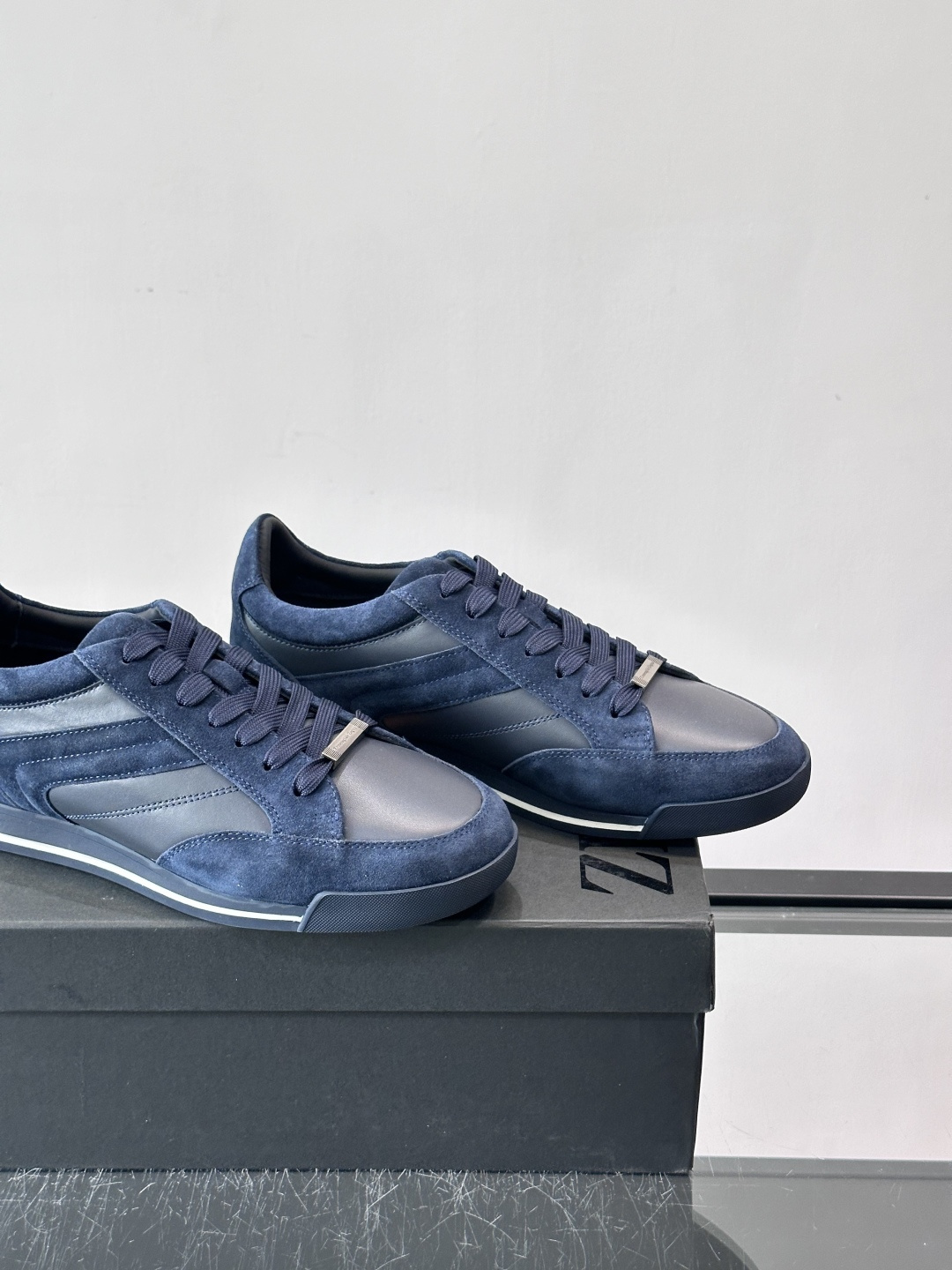 杰尼亚男士休闲运动鞋，麂皮+橡胶鞋底，简约复古又百搭！鞋面双条纹设计，品牌辨识度满分。轻便舒适，通勤休闲