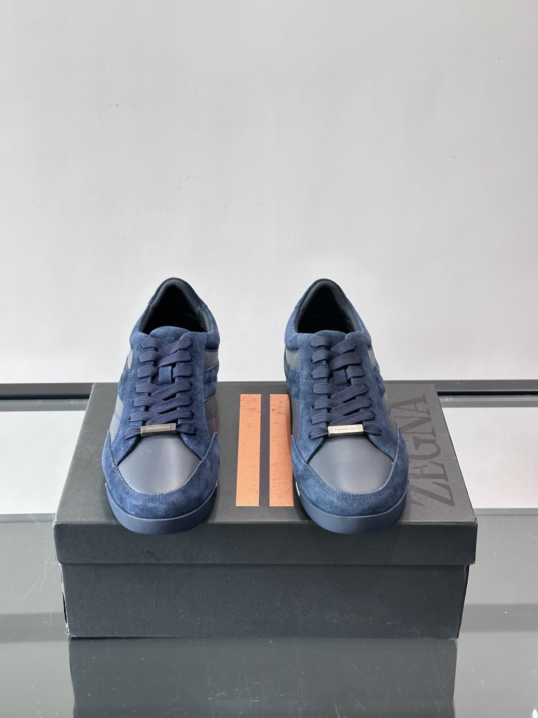 杰尼亚男士休闲运动鞋，麂皮+橡胶鞋底，简约复古又百搭！鞋面双条纹设计，品牌辨识度满分。轻便舒适，通勤休闲