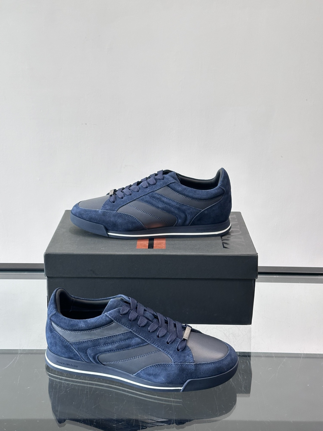 杰尼亚男士休闲运动鞋，麂皮+橡胶鞋底，简约复古又百搭！鞋面双条纹设计，品牌辨识度满分。轻便舒适，通勤休闲