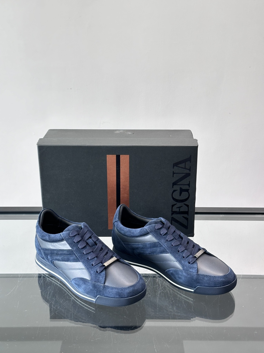 杰尼亚男士休闲运动鞋，麂皮+橡胶鞋底，简约复古又百搭！鞋面双条纹设计，品牌辨识度满分。轻便舒适，通勤休闲