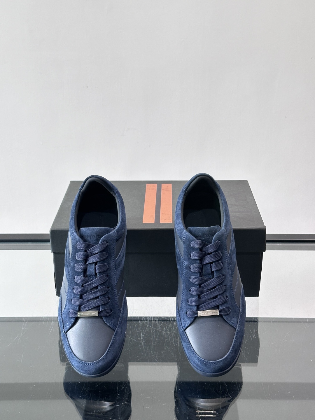 杰尼亚男士休闲运动鞋，麂皮+橡胶鞋底，简约复古又百搭！鞋面双条纹设计，品牌辨识度满分。轻便舒适，通勤休闲