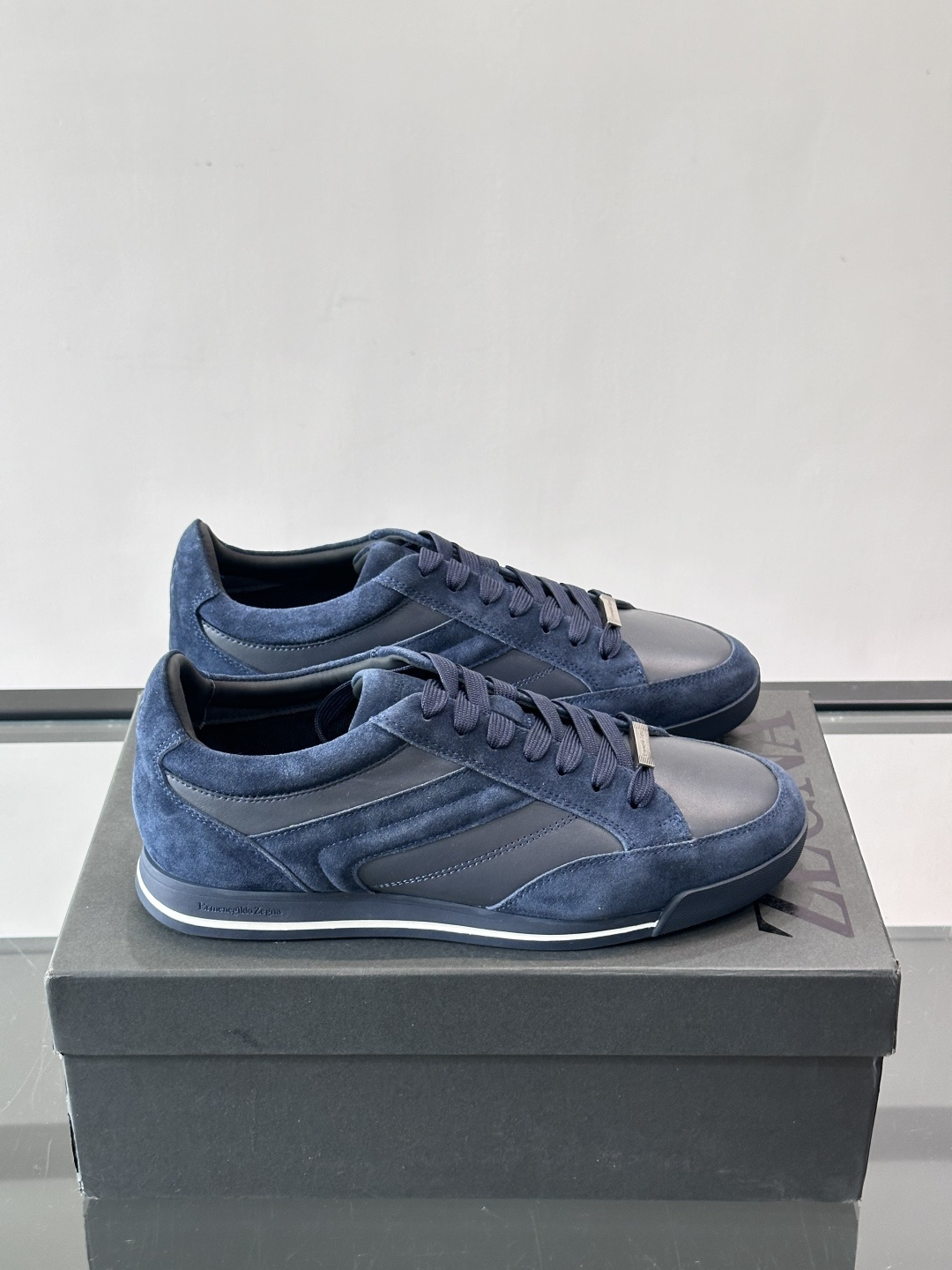 杰尼亚男士休闲运动鞋，麂皮+橡胶鞋底，简约复古又百搭！鞋面双条纹设计，品牌辨识度满分。轻便舒适，通勤休闲