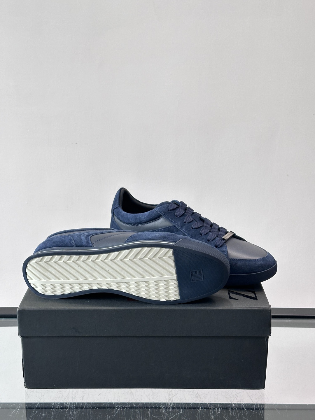 杰尼亚男士休闲运动鞋，麂皮+橡胶鞋底，简约复古又百搭！鞋面双条纹设计，品牌辨识度满分。轻便舒适，通勤休闲