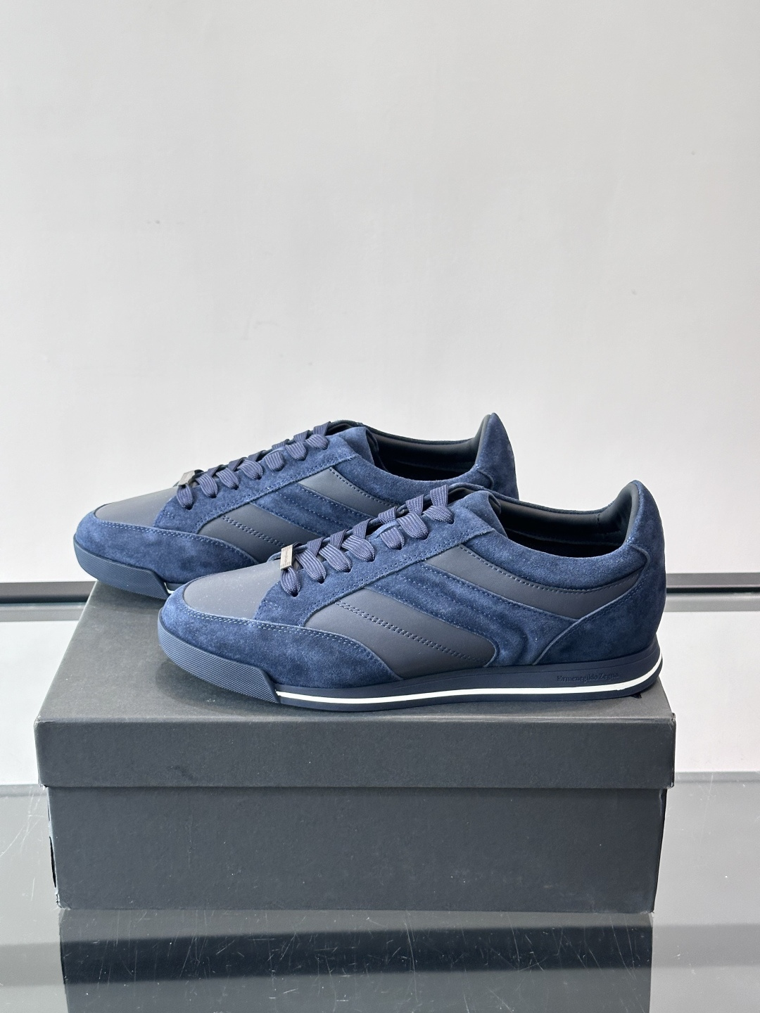 杰尼亚男士休闲运动鞋，麂皮+橡胶鞋底，简约复古又百搭！鞋面双条纹设计，品牌辨识度满分。轻便舒适，通勤休闲