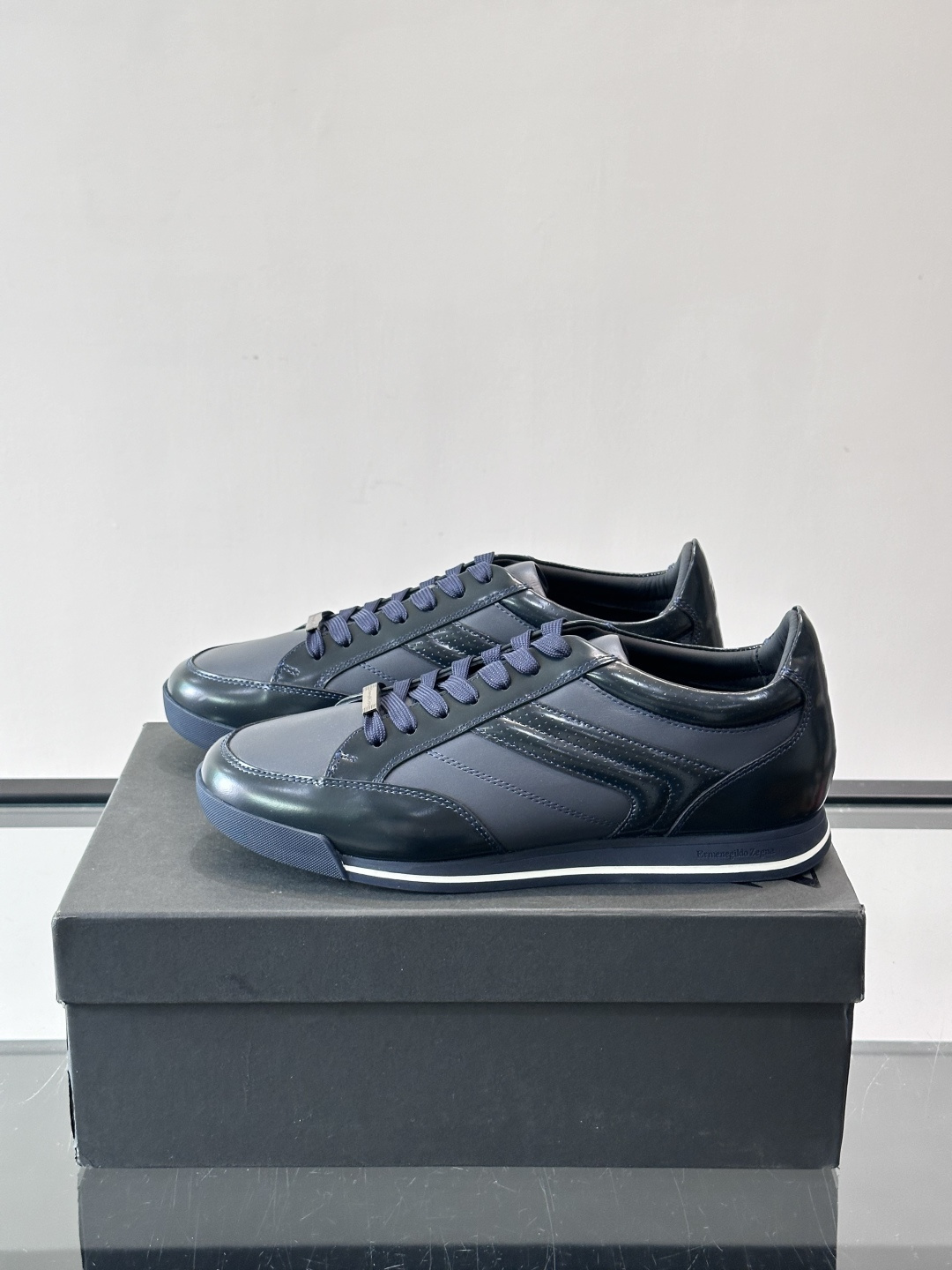 杰尼亚男士休闲运动鞋，麂皮+橡胶鞋底，简约复古又百搭！鞋面双条纹设计，品牌辨识度满分。轻便舒适，通勤休闲