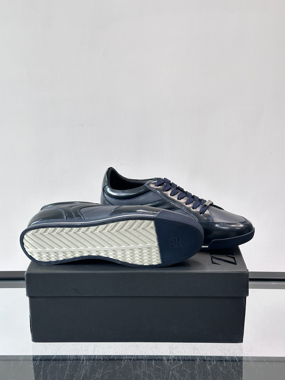 杰尼亚男士休闲运动鞋，麂皮+橡胶鞋底，简约复古又百搭！鞋面双条纹设计，品牌辨识度满分。轻便舒适，通勤休闲