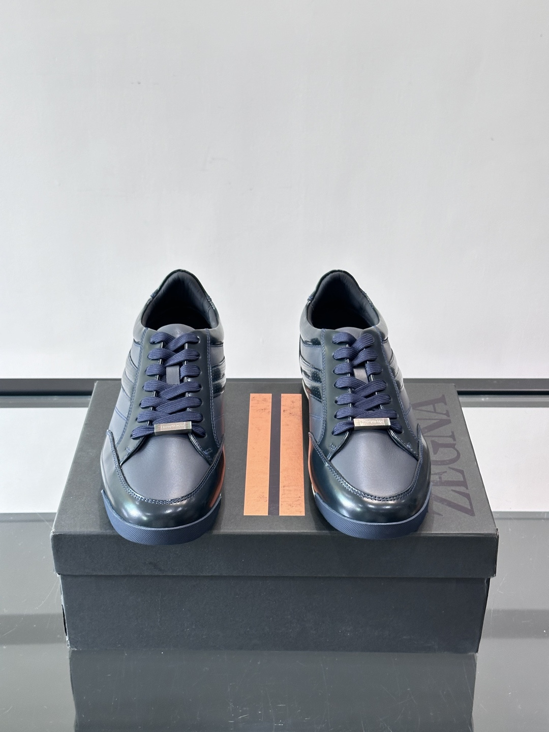 杰尼亚男士休闲运动鞋，麂皮+橡胶鞋底，简约复古又百搭！鞋面双条纹设计，品牌辨识度满分。轻便舒适，通勤休闲