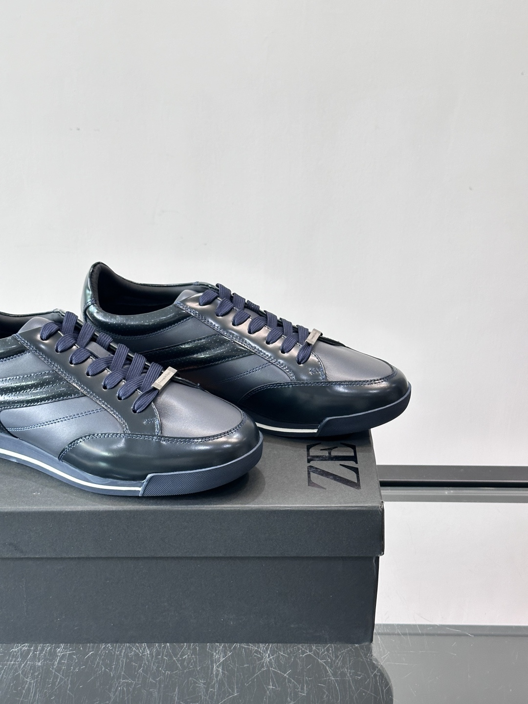 杰尼亚男士休闲运动鞋，麂皮+橡胶鞋底，简约复古又百搭！鞋面双条纹设计，品牌辨识度满分。轻便舒适，通勤休闲