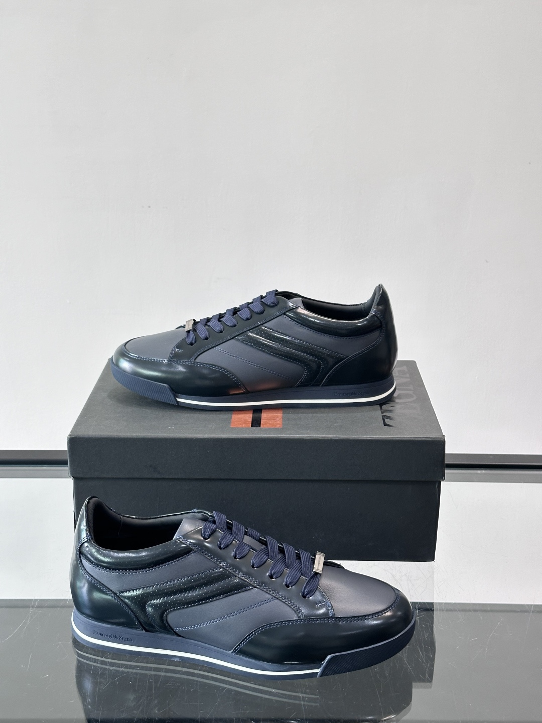 杰尼亚男士休闲运动鞋，麂皮+橡胶鞋底，简约复古又百搭！鞋面双条纹设计，品牌辨识度满分。轻便舒适，通勤休闲