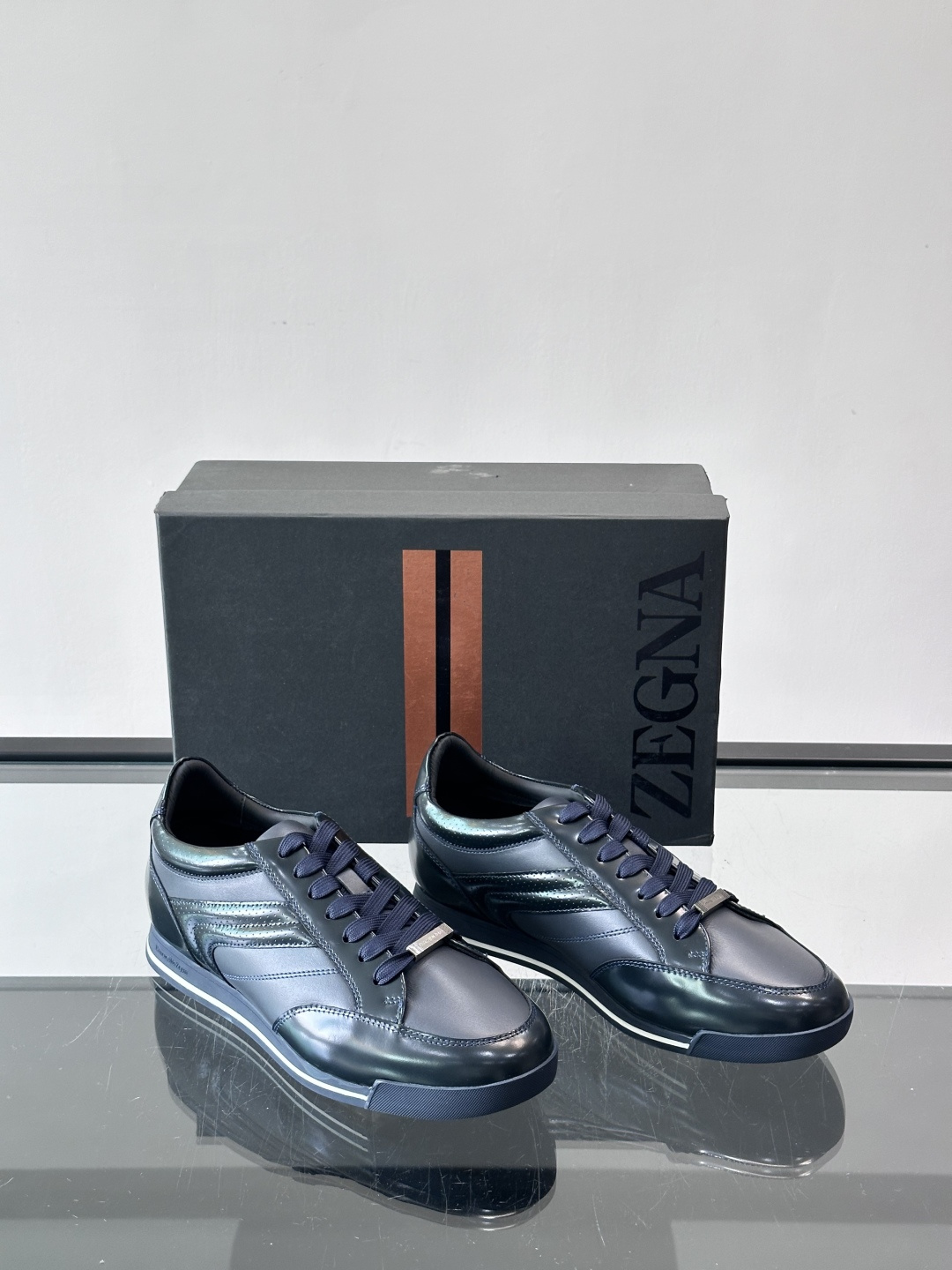 杰尼亚男士休闲运动鞋，麂皮+橡胶鞋底，简约复古又百搭！鞋面双条纹设计，品牌辨识度满分。轻便舒适，通勤休闲