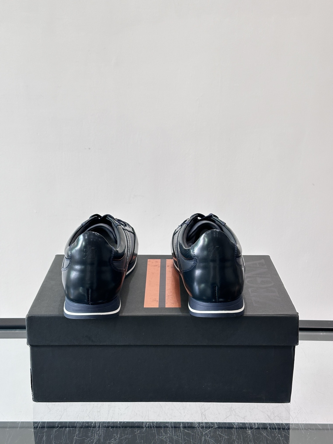 杰尼亚男士休闲运动鞋，麂皮+橡胶鞋底，简约复古又百搭！鞋面双条纹设计，品牌辨识度满分。轻便舒适，通勤休闲