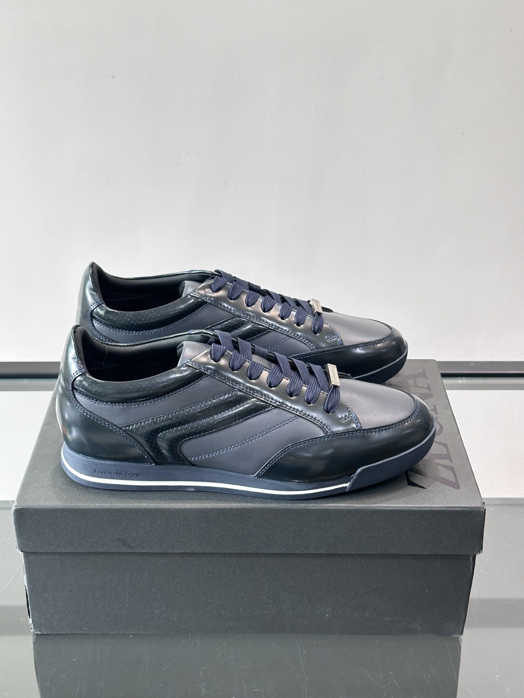 杰尼亚男士休闲运动鞋，麂皮+橡胶鞋底，简约复古又百搭！鞋面双条纹设计，品牌辨识度满分。轻便舒适，通勤休闲