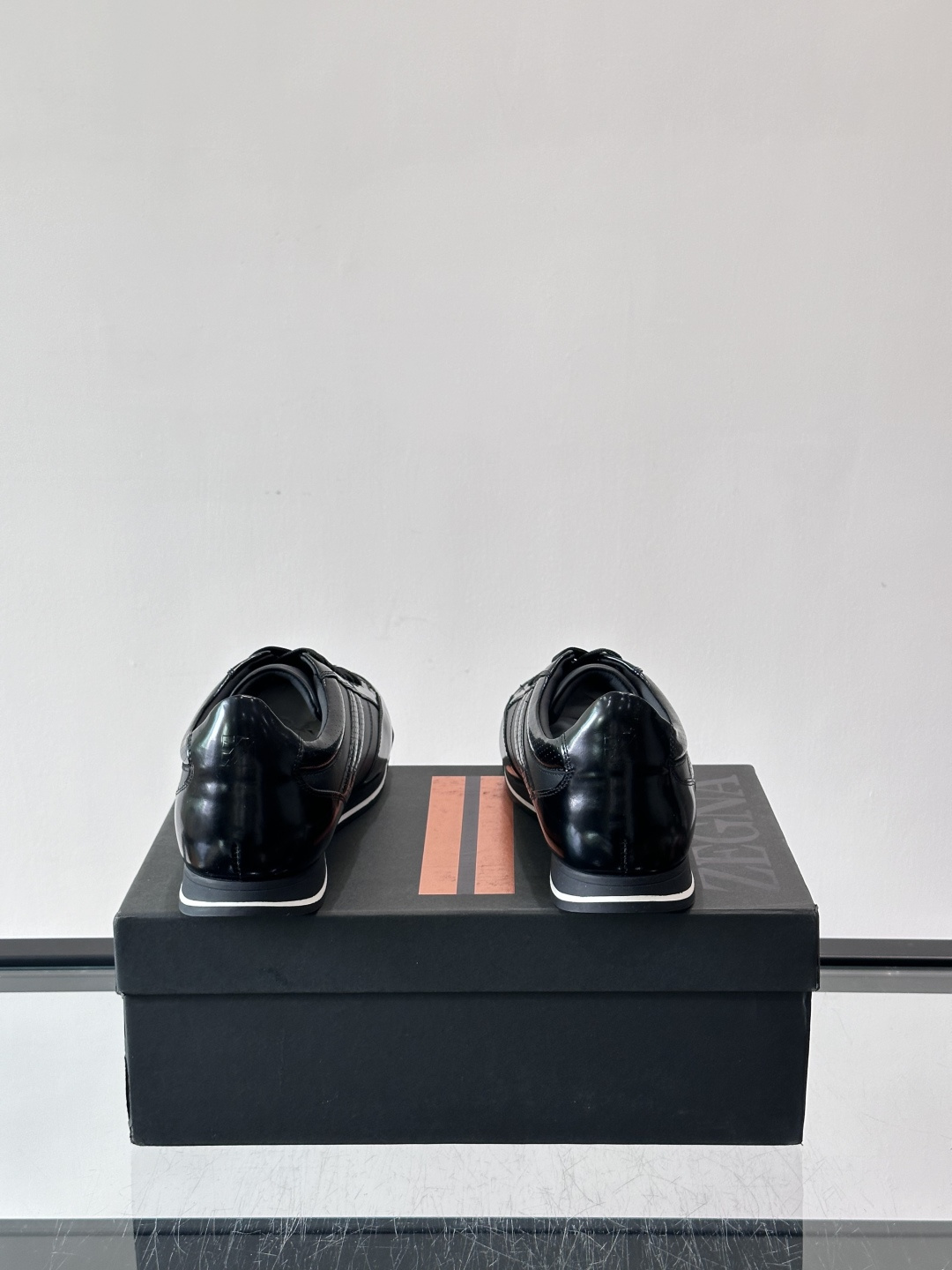 杰尼亚男士休闲运动鞋，麂皮+橡胶鞋底，简约复古又百搭！鞋面双条纹设计，品牌辨识度满分。轻便舒适，通勤休闲