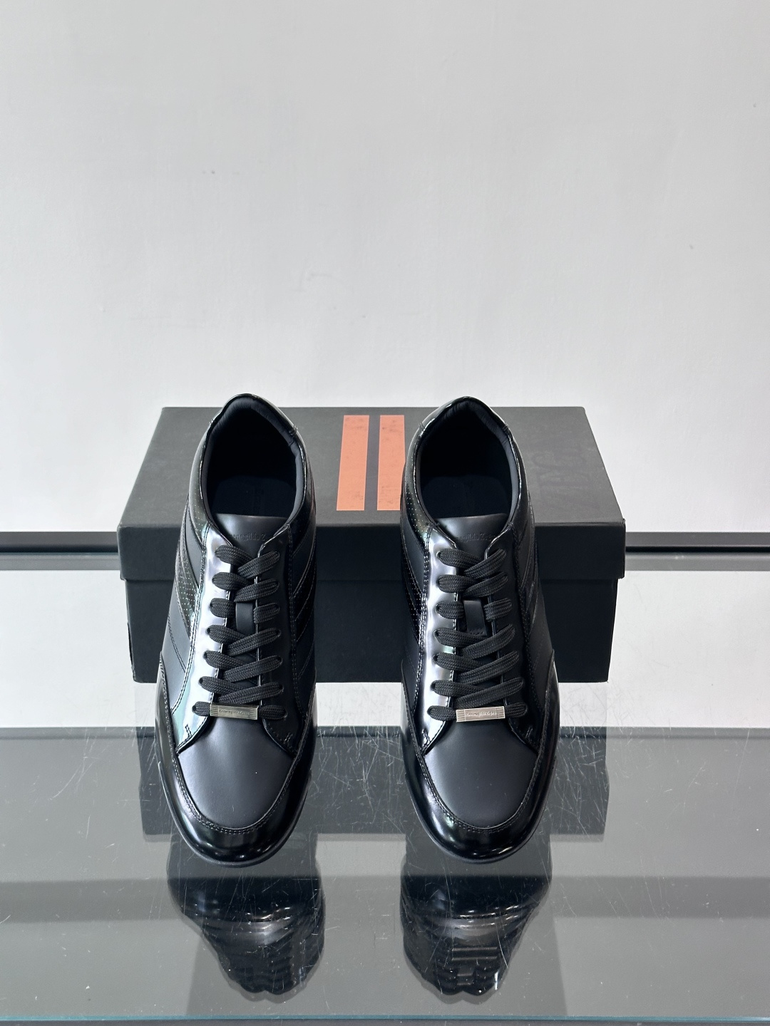 杰尼亚男士休闲运动鞋，麂皮+橡胶鞋底，简约复古又百搭！鞋面双条纹设计，品牌辨识度满分。轻便舒适，通勤休闲