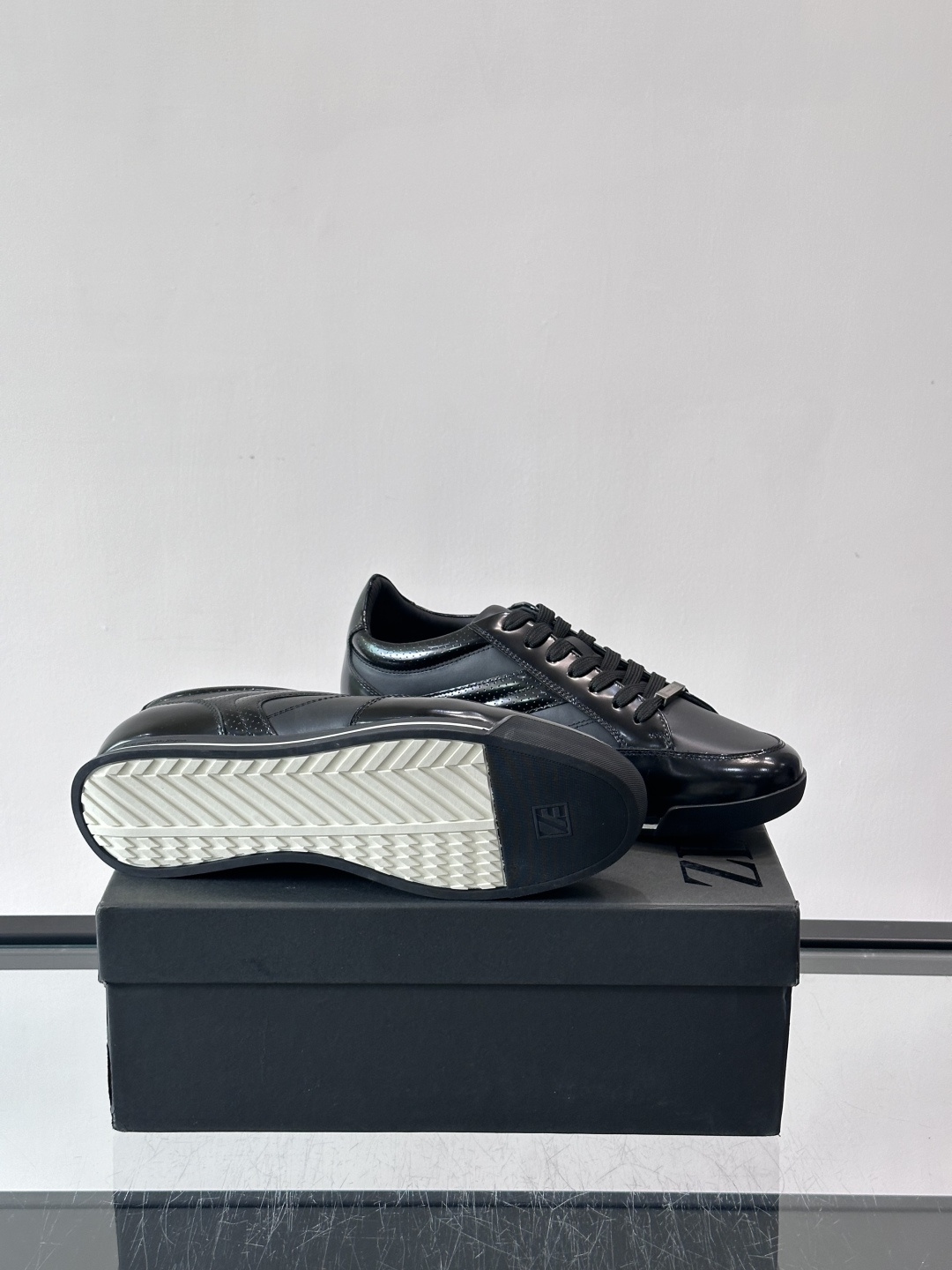 杰尼亚男士休闲运动鞋，麂皮+橡胶鞋底，简约复古又百搭！鞋面双条纹设计，品牌辨识度满分。轻便舒适，通勤休闲