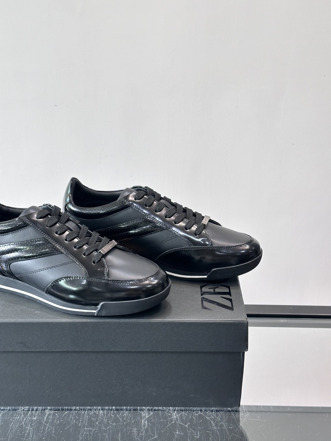 杰尼亚男士休闲运动鞋，麂皮+橡胶鞋底，简约复古又百搭！鞋面双条纹设计，品牌辨识度满分。轻便舒适，通勤休闲