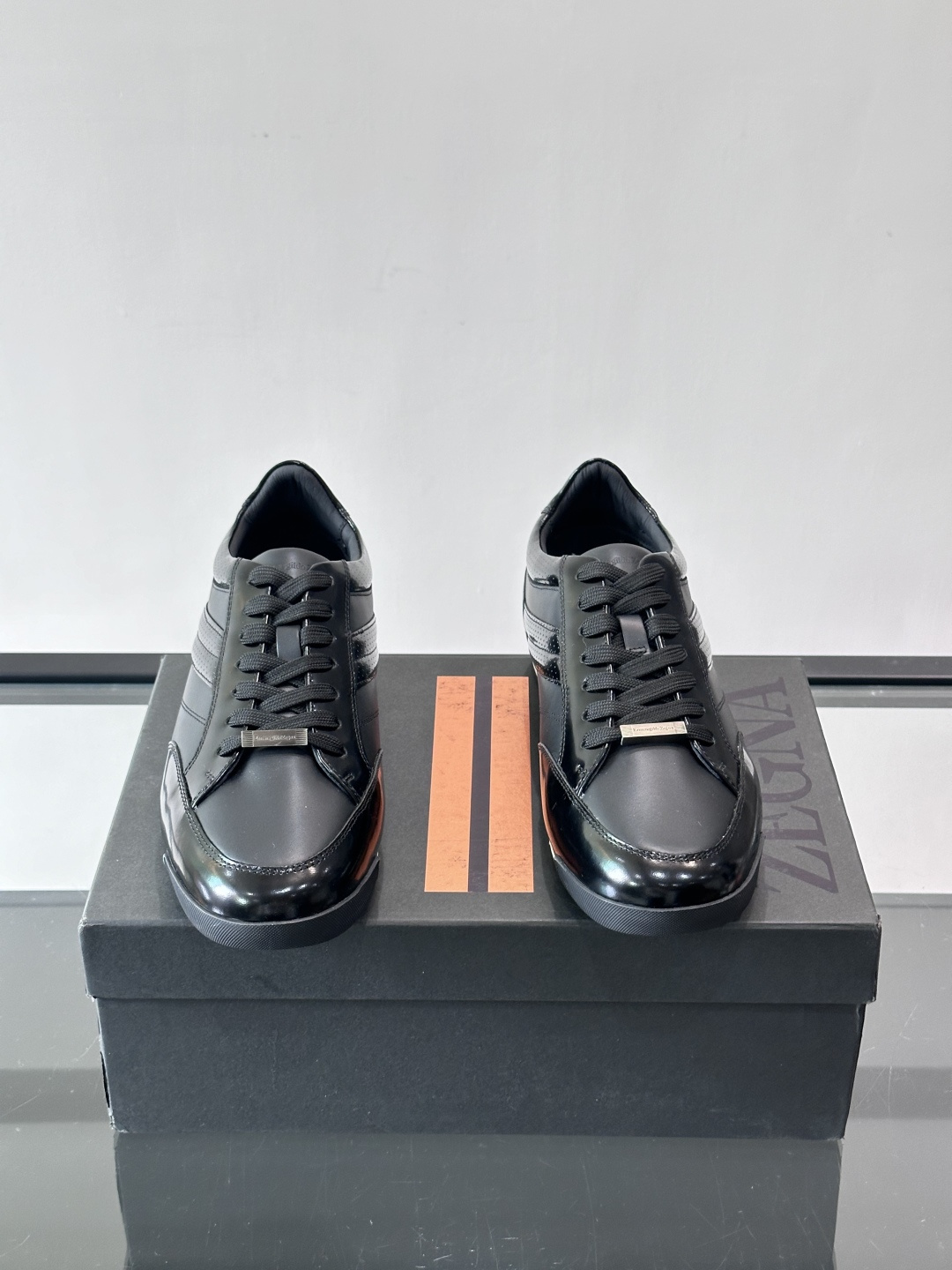 杰尼亚男士休闲运动鞋，麂皮+橡胶鞋底，简约复古又百搭！鞋面双条纹设计，品牌辨识度满分。轻便舒适，通勤休闲