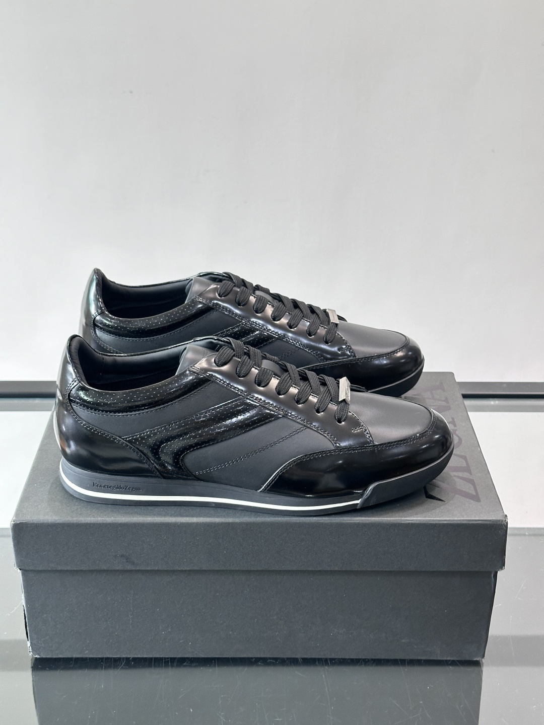 杰尼亚男士休闲运动鞋，麂皮+橡胶鞋底，简约复古又百搭！鞋面双条纹设计，品牌辨识度满分。轻便舒适，通勤休闲