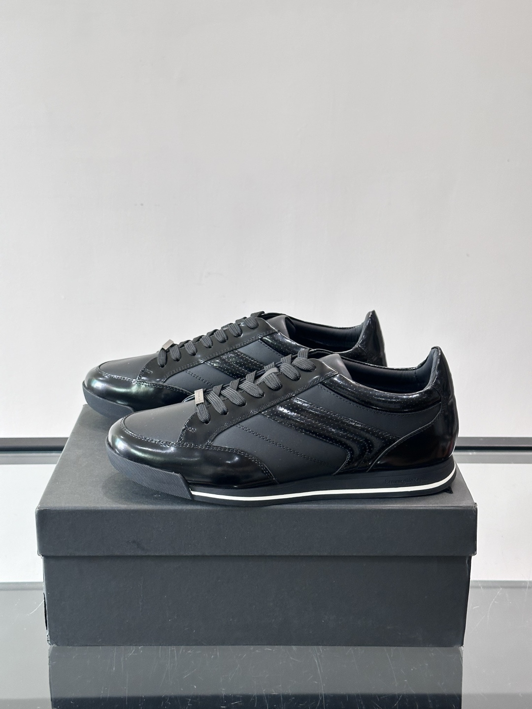 杰尼亚男士休闲运动鞋，麂皮+橡胶鞋底，简约复古又百搭！鞋面双条纹设计，品牌辨识度满分。轻便舒适，通勤休闲