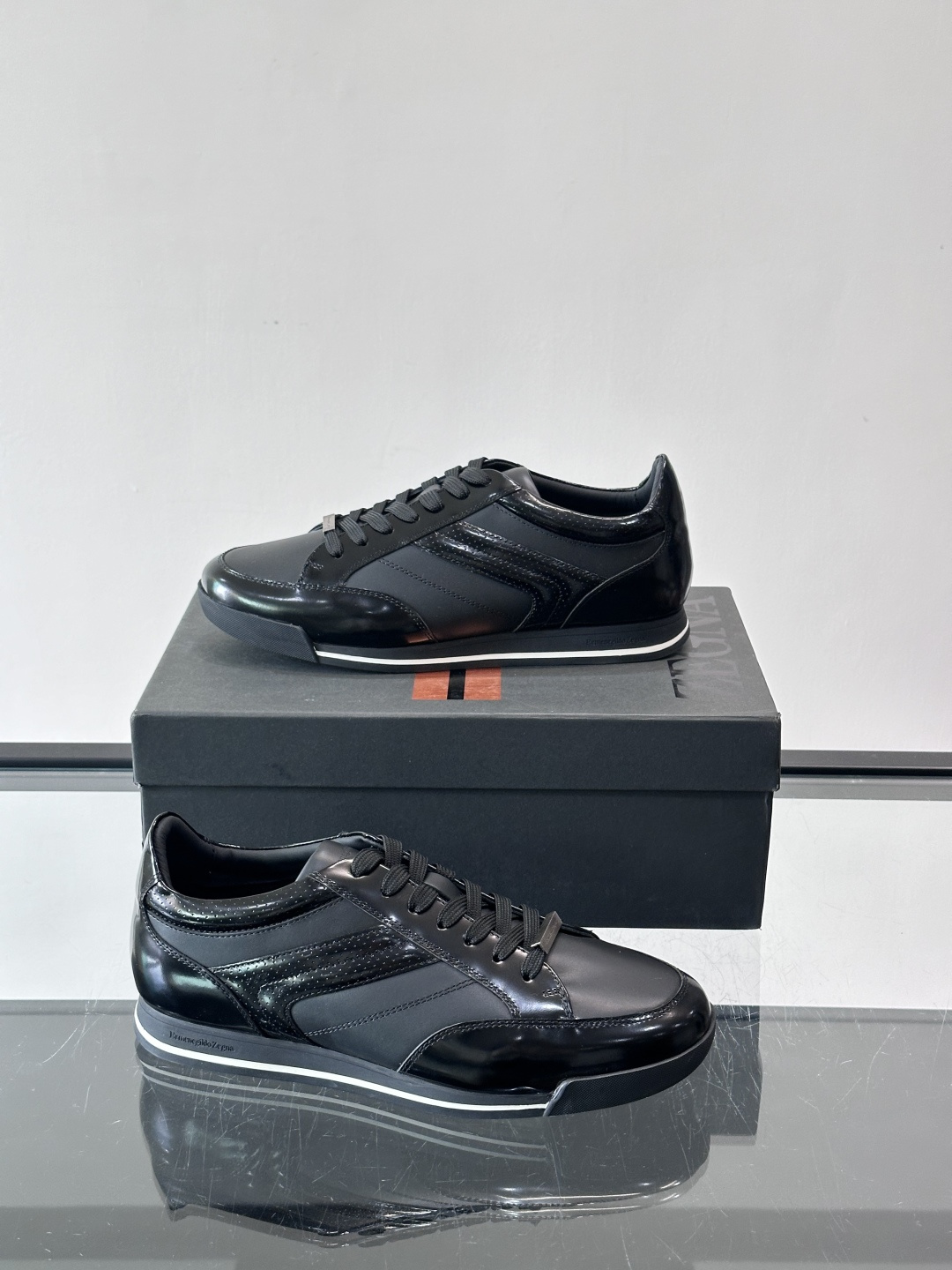 杰尼亚男士休闲运动鞋，麂皮+橡胶鞋底，简约复古又百搭！鞋面双条纹设计，品牌辨识度满分。轻便舒适，通勤休闲