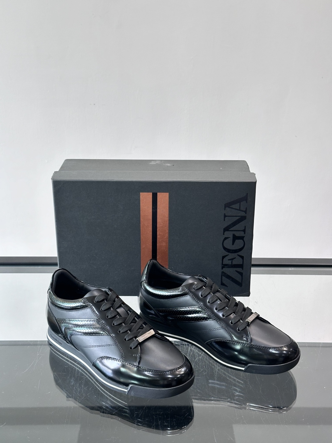 杰尼亚男士休闲运动鞋，麂皮+橡胶鞋底，简约复古又百搭！鞋面双条纹设计，品牌辨识度满分。轻便舒适，通勤休闲