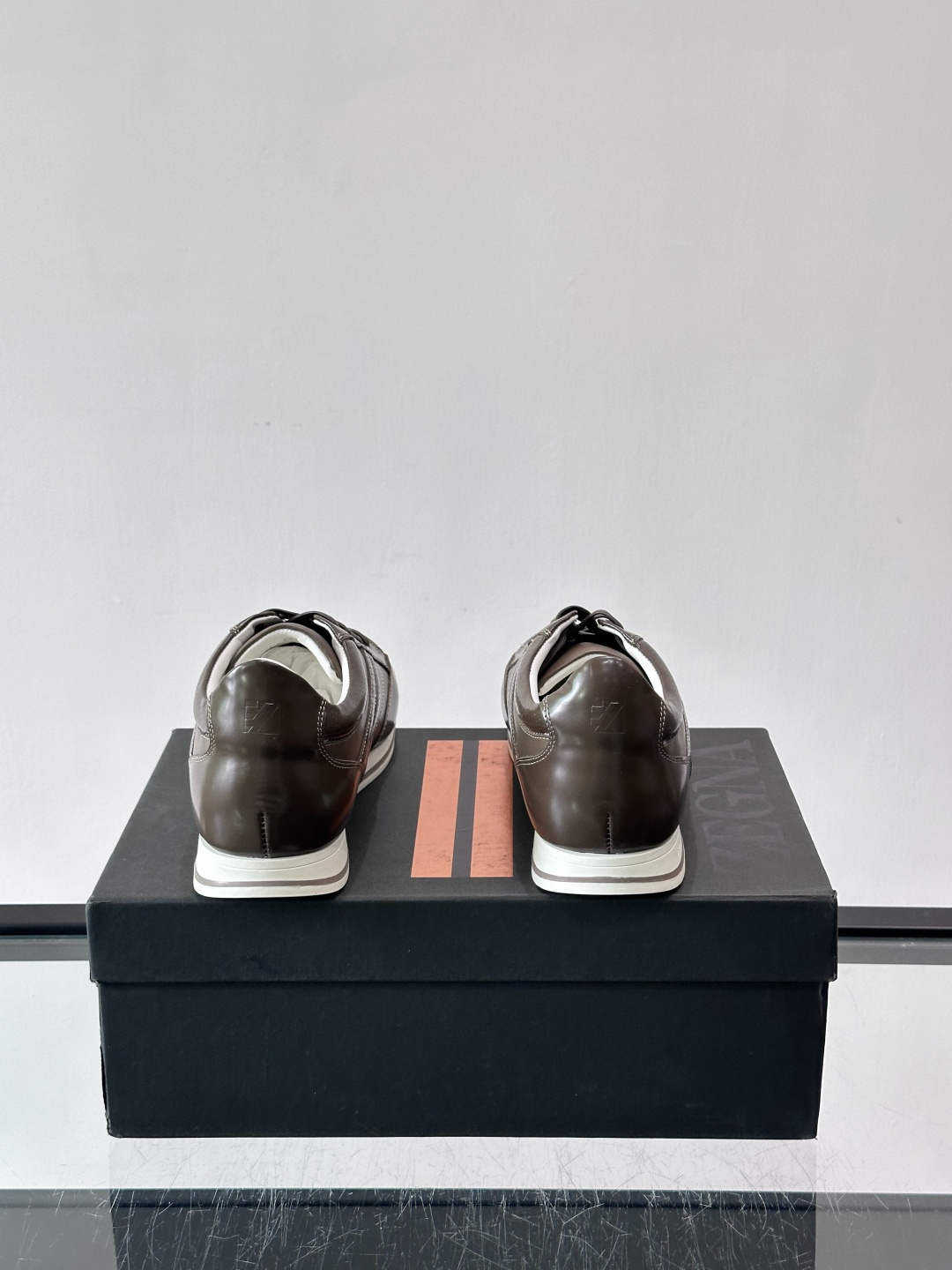 杰尼亚男士休闲运动鞋，麂皮+橡胶鞋底，简约复古又百搭！鞋面双条纹设计，品牌辨识度满分。轻便舒适，通勤休闲