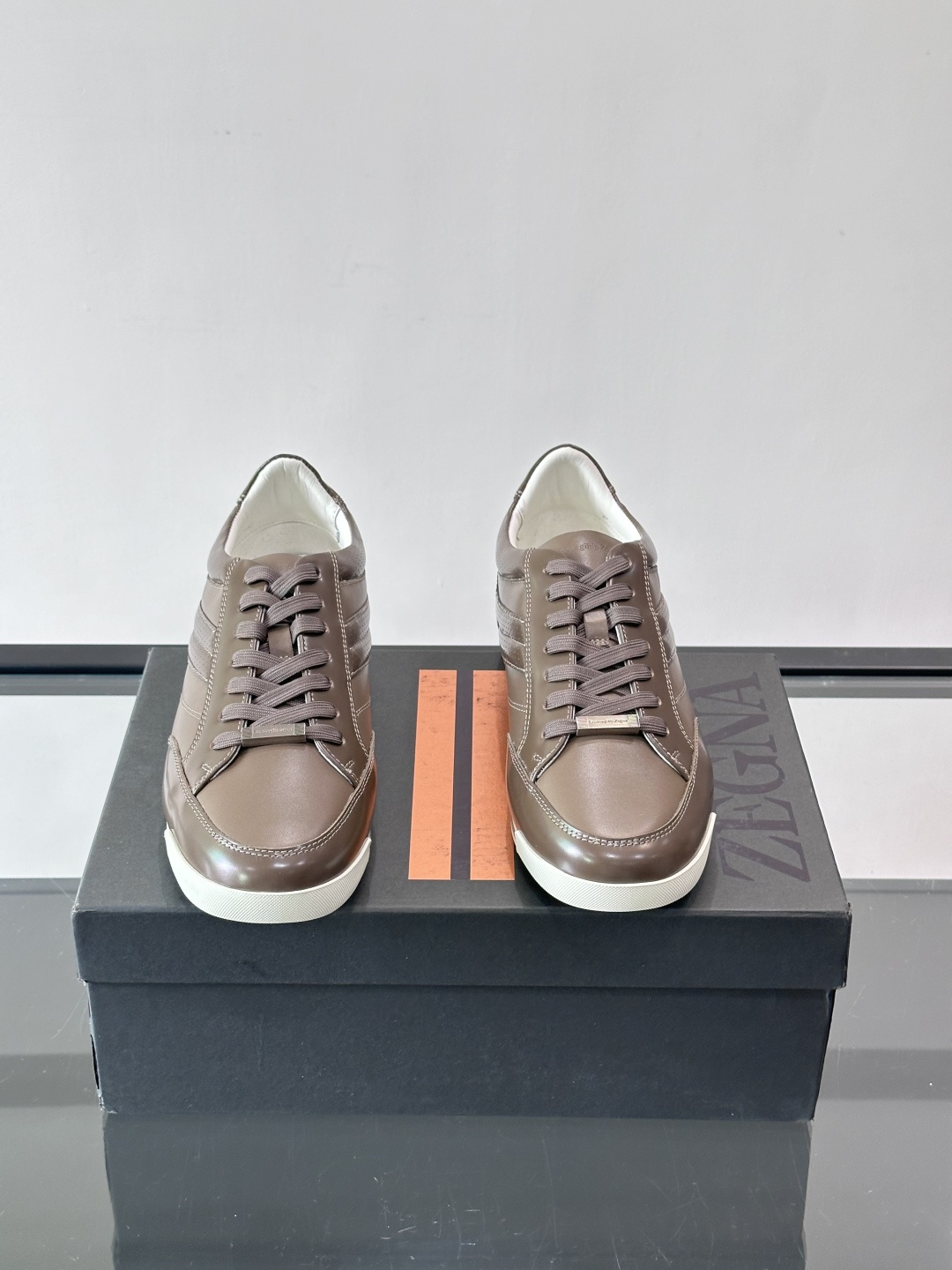 杰尼亚男士休闲运动鞋，麂皮+橡胶鞋底，简约复古又百搭！鞋面双条纹设计，品牌辨识度满分。轻便舒适，通勤休闲