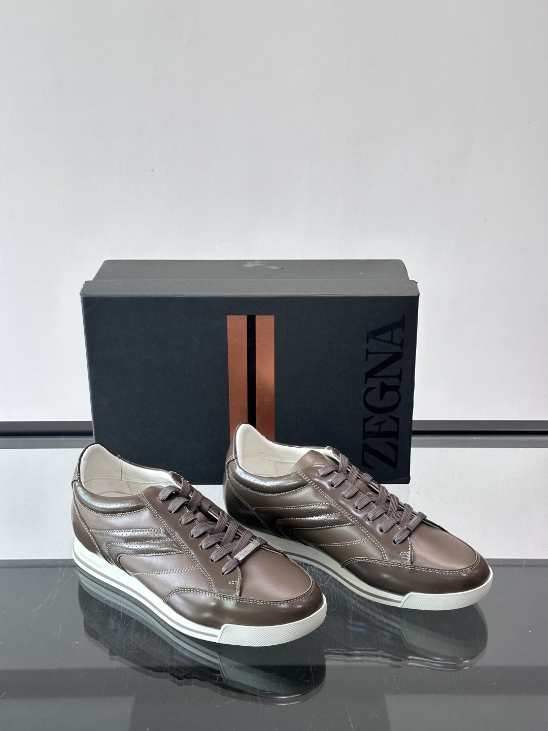 杰尼亚男士休闲运动鞋，麂皮+橡胶鞋底，简约复古又百搭！鞋面双条纹设计，品牌辨识度满分。轻便舒适，通勤休闲