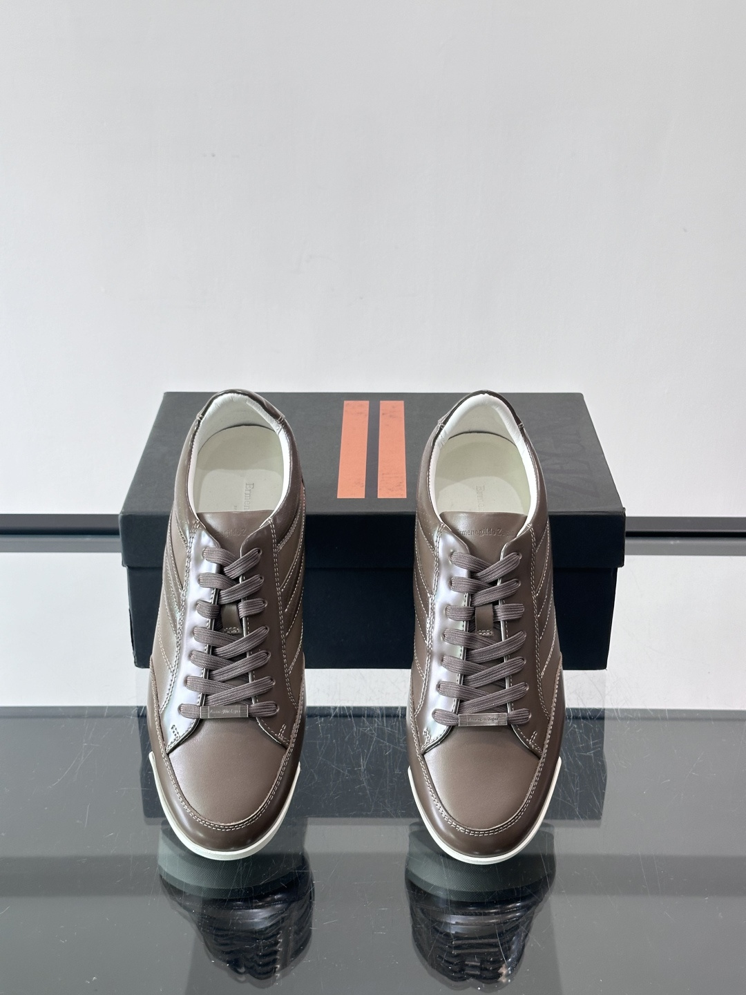 杰尼亚男士休闲运动鞋，麂皮+橡胶鞋底，简约复古又百搭！鞋面双条纹设计，品牌辨识度满分。轻便舒适，通勤休闲