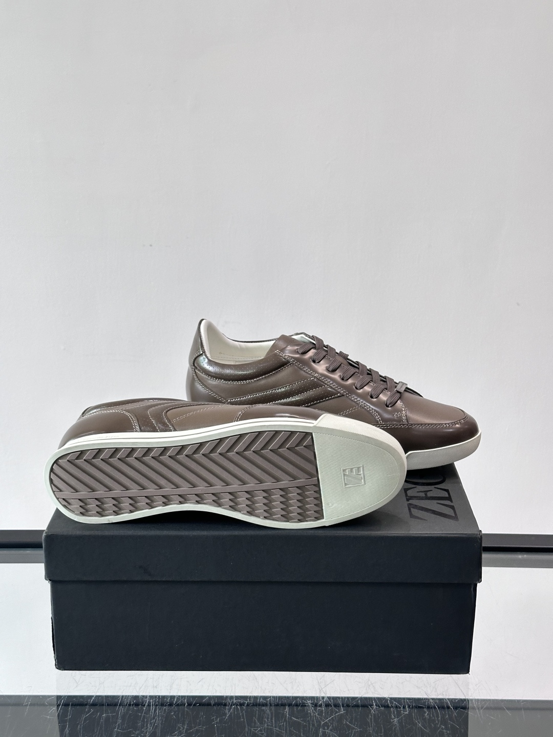 杰尼亚男士休闲运动鞋，麂皮+橡胶鞋底，简约复古又百搭！鞋面双条纹设计，品牌辨识度满分。轻便舒适，通勤休闲