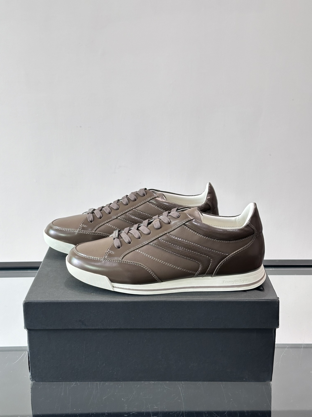 杰尼亚男士休闲运动鞋，麂皮+橡胶鞋底，简约复古又百搭！鞋面双条纹设计，品牌辨识度满分。轻便舒适，通勤休闲