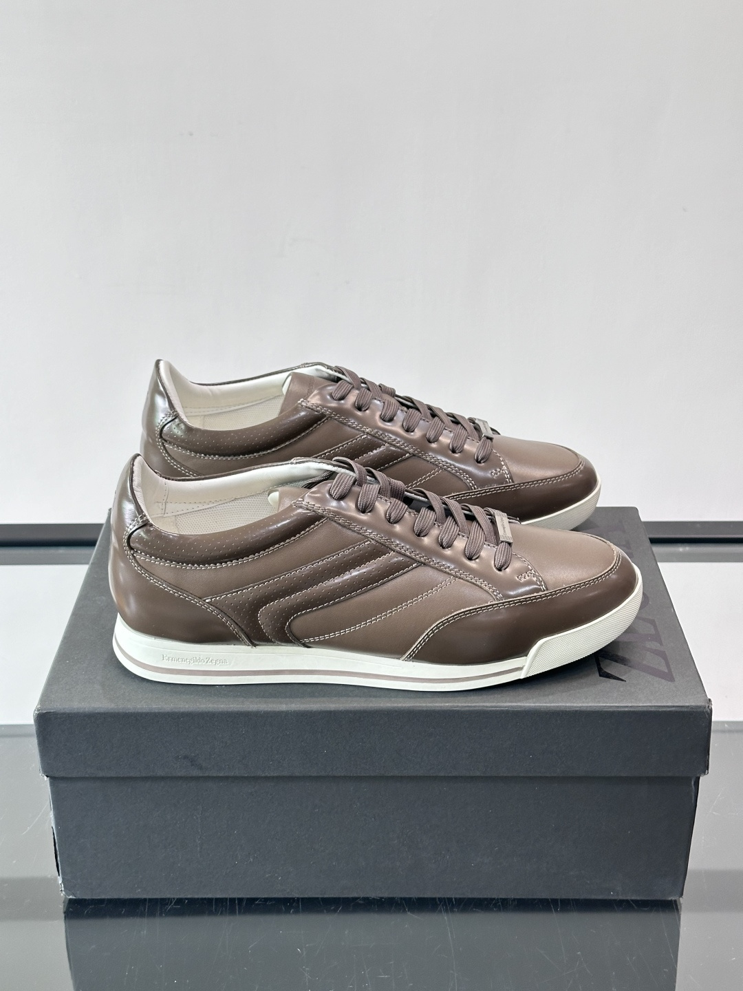 杰尼亚男士休闲运动鞋，麂皮+橡胶鞋底，简约复古又百搭！鞋面双条纹设计，品牌辨识度满分。轻便舒适，通勤休闲