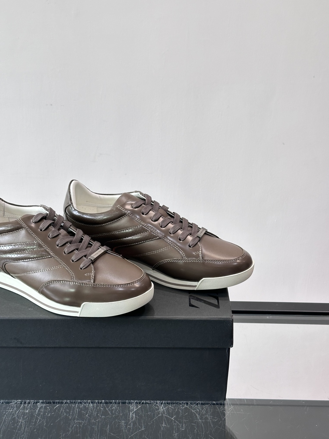 杰尼亚男士休闲运动鞋，麂皮+橡胶鞋底，简约复古又百搭！鞋面双条纹设计，品牌辨识度满分。轻便舒适，通勤休闲