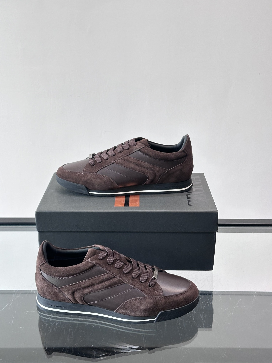 杰尼亚男士休闲运动鞋，麂皮+橡胶鞋底，简约复古又百搭！鞋面双条纹设计，品牌辨识度满分。轻便舒适，通勤休闲