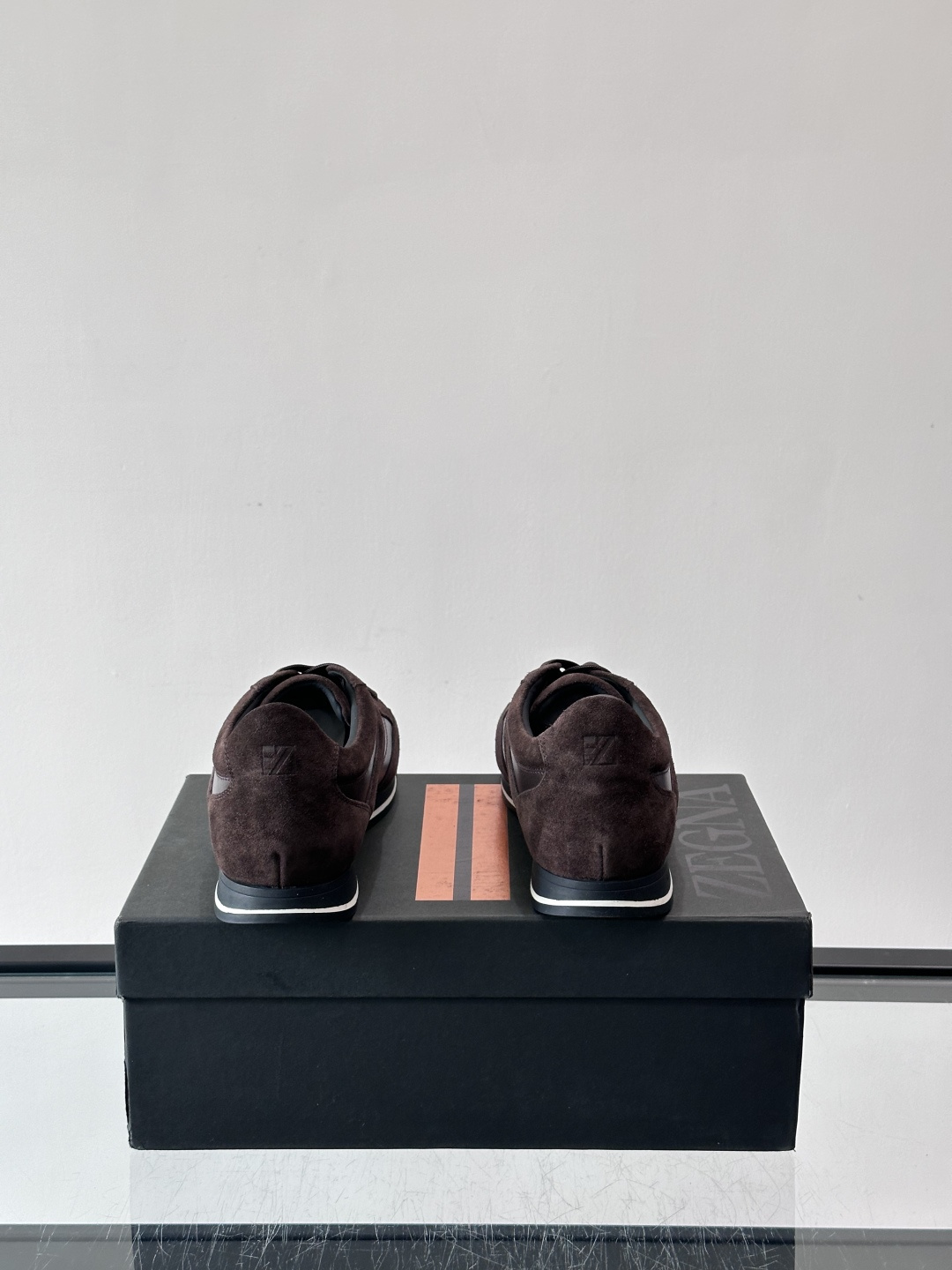 杰尼亚男士休闲运动鞋，麂皮+橡胶鞋底，简约复古又百搭！鞋面双条纹设计，品牌辨识度满分。轻便舒适，通勤休闲