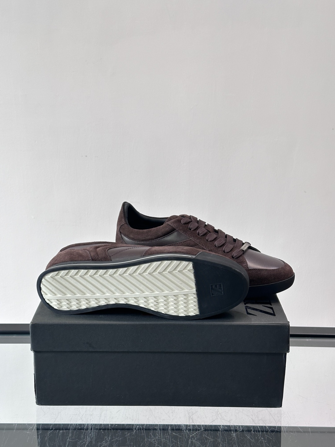 杰尼亚男士休闲运动鞋，麂皮+橡胶鞋底，简约复古又百搭！鞋面双条纹设计，品牌辨识度满分。轻便舒适，通勤休闲