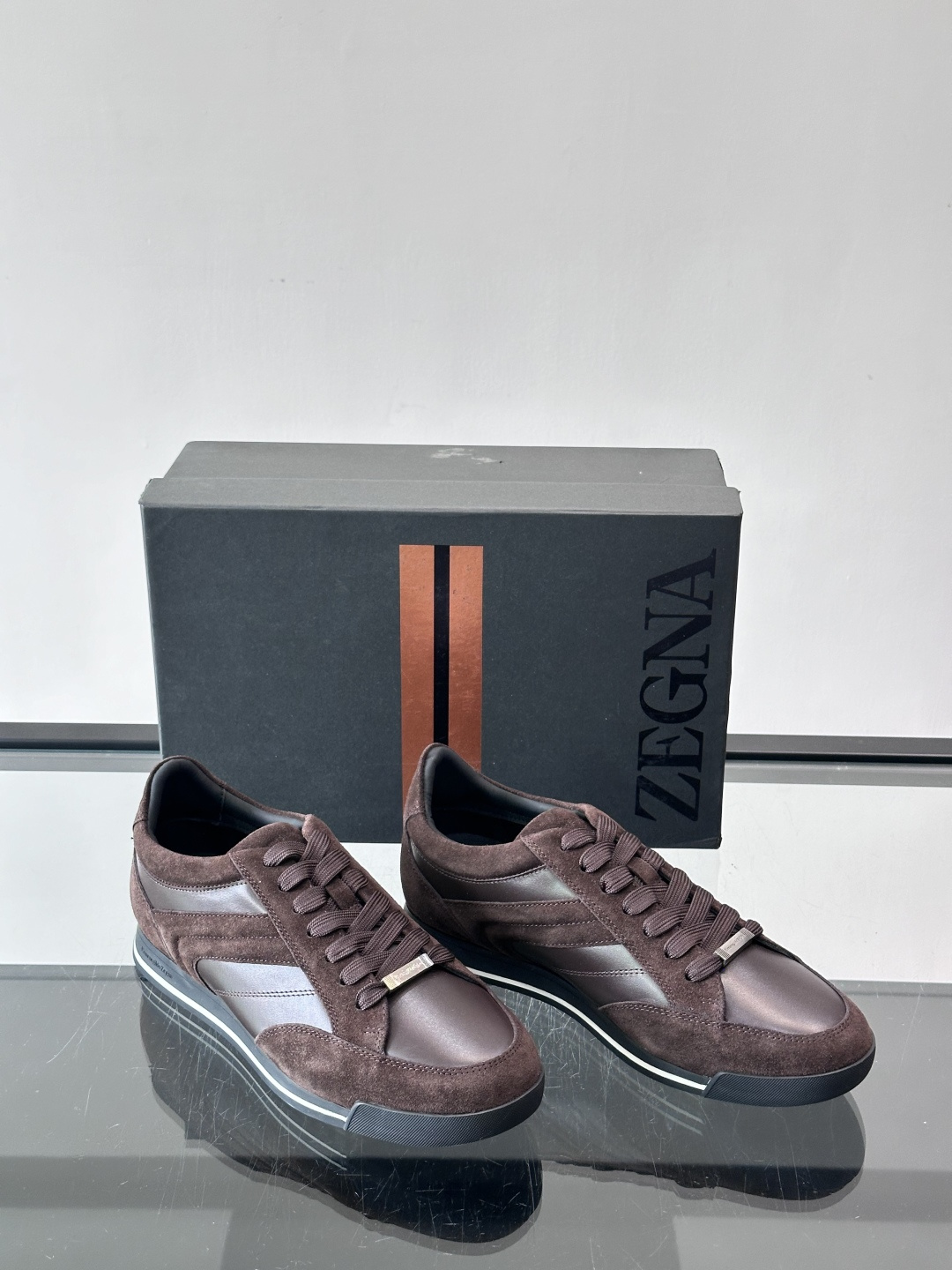 杰尼亚男士休闲运动鞋，麂皮+橡胶鞋底，简约复古又百搭！鞋面双条纹设计，品牌辨识度满分。轻便舒适，通勤休闲