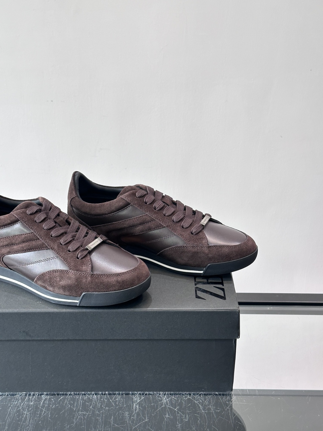 杰尼亚男士休闲运动鞋，麂皮+橡胶鞋底，简约复古又百搭！鞋面双条纹设计，品牌辨识度满分。轻便舒适，通勤休闲