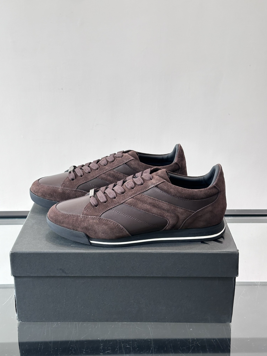 杰尼亚男士休闲运动鞋，麂皮+橡胶鞋底，简约复古又百搭！鞋面双条纹设计，品牌辨识度满分。轻便舒适，通勤休闲