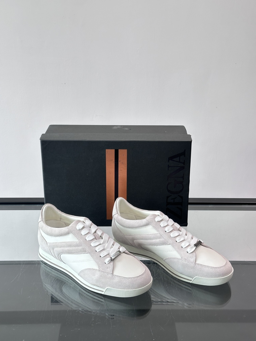 杰尼亚男士休闲运动鞋，麂皮+橡胶鞋底，简约复古又百搭！鞋面双条纹设计，品牌辨识度满分。轻便舒适，通勤休闲