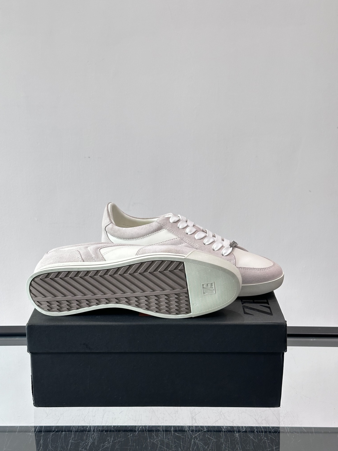 杰尼亚男士休闲运动鞋，麂皮+橡胶鞋底，简约复古又百搭！鞋面双条纹设计，品牌辨识度满分。轻便舒适，通勤休闲