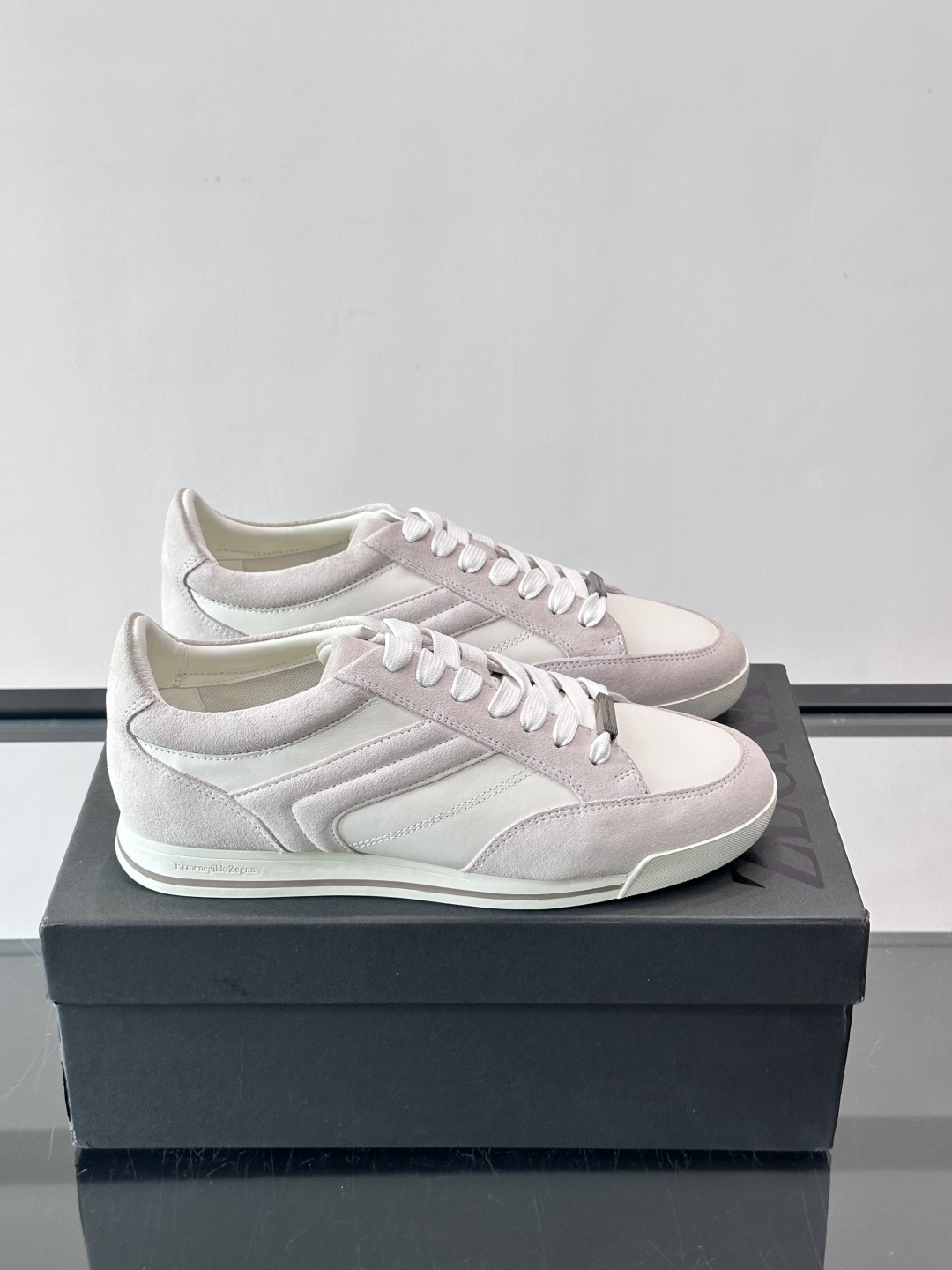 杰尼亚男士休闲运动鞋，麂皮+橡胶鞋底，简约复古又百搭！鞋面双条纹设计，品牌辨识度满分。轻便舒适，通勤休闲