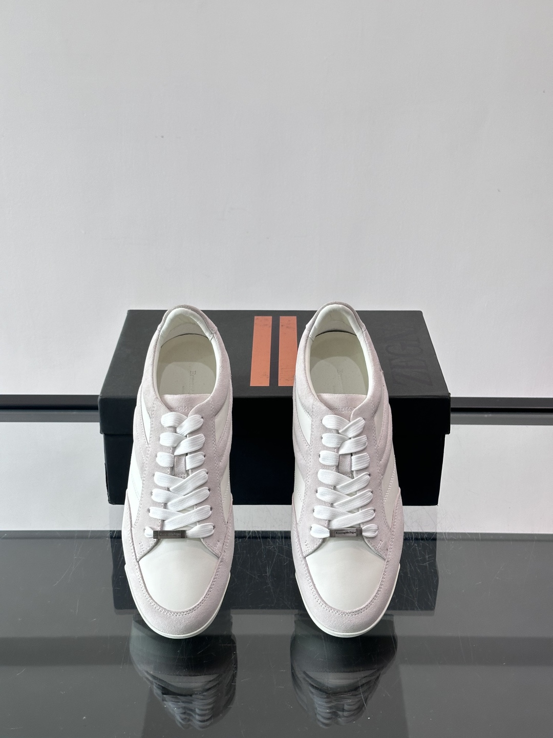 杰尼亚男士休闲运动鞋，麂皮+橡胶鞋底，简约复古又百搭！鞋面双条纹设计，品牌辨识度满分。轻便舒适，通勤休闲