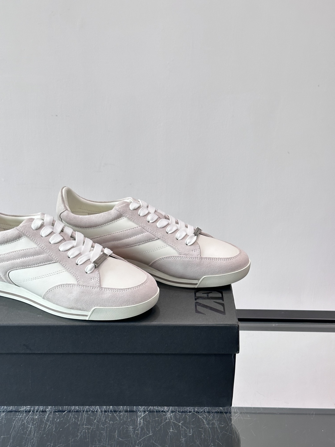 杰尼亚男士休闲运动鞋，麂皮+橡胶鞋底，简约复古又百搭！鞋面双条纹设计，品牌辨识度满分。轻便舒适，通勤休闲