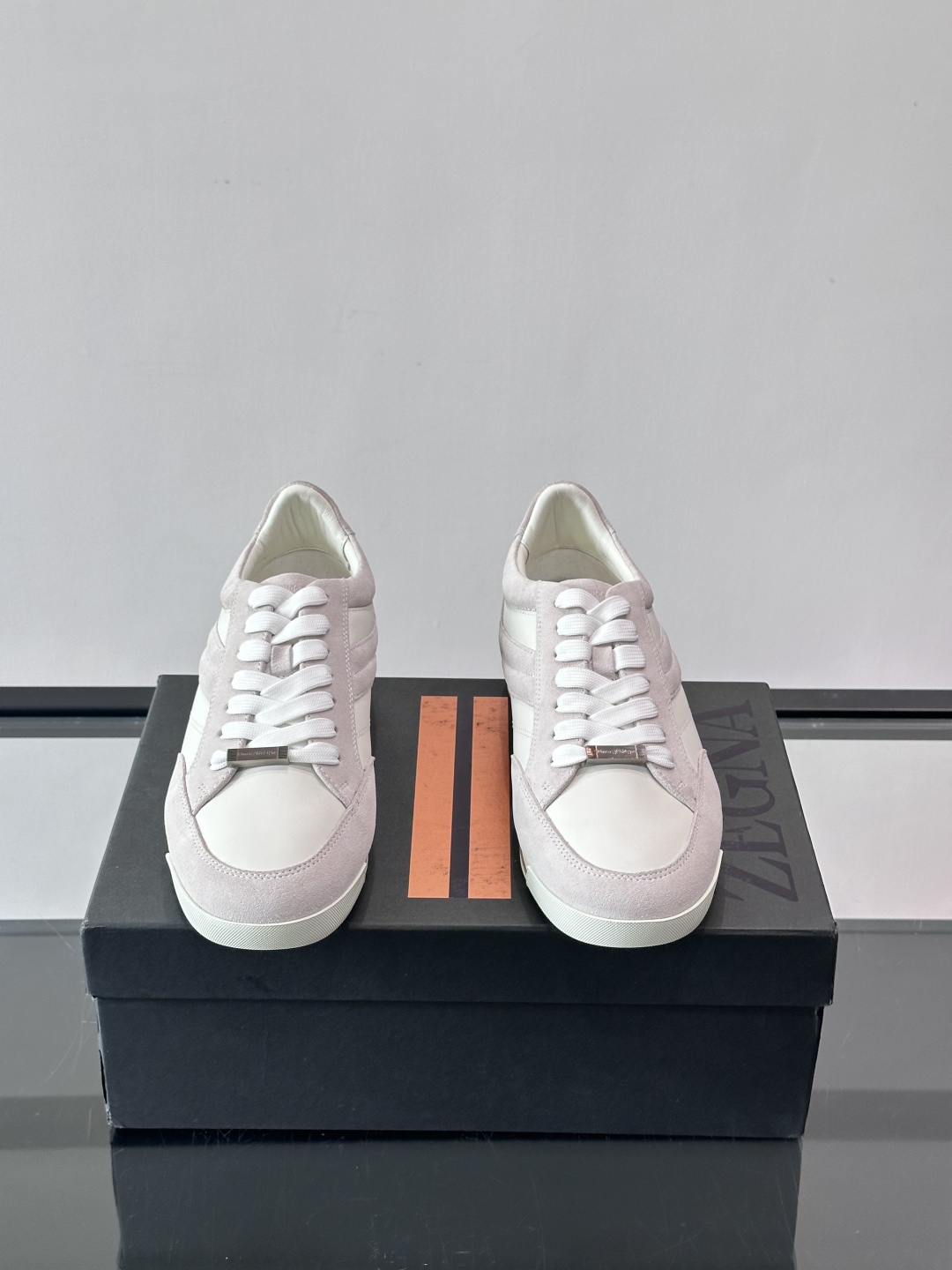 杰尼亚男士休闲运动鞋，麂皮+橡胶鞋底，简约复古又百搭！鞋面双条纹设计，品牌辨识度满分。轻便舒适，通勤休闲