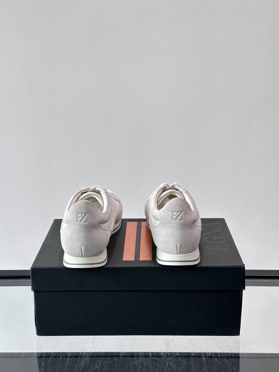 杰尼亚男士休闲运动鞋，麂皮+橡胶鞋底，简约复古又百搭！鞋面双条纹设计，品牌辨识度满分。轻便舒适，通勤休闲